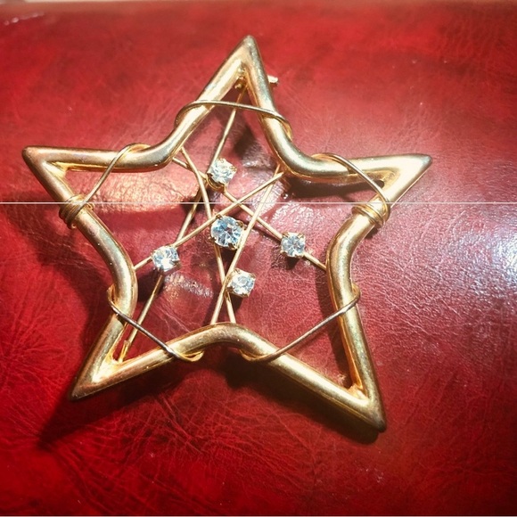Vintage Seasonal GoldTone Brooch Star with Rhinestones for Sparkle and Shine! - Picture 6 of 6